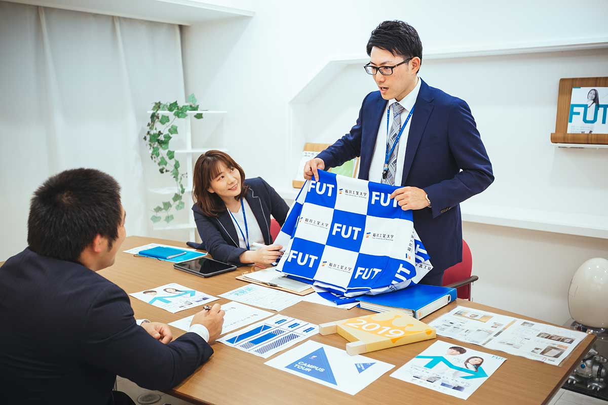 採用