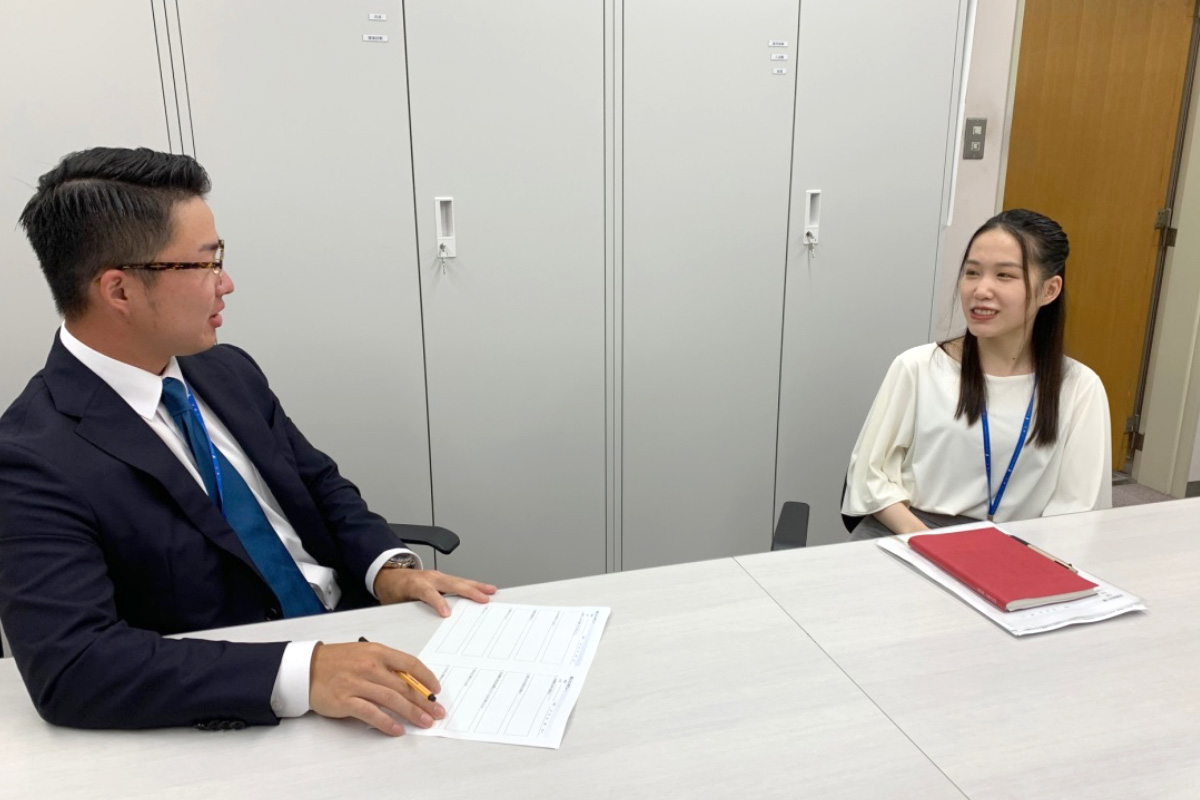 入職後半年の振り返りを話す様子